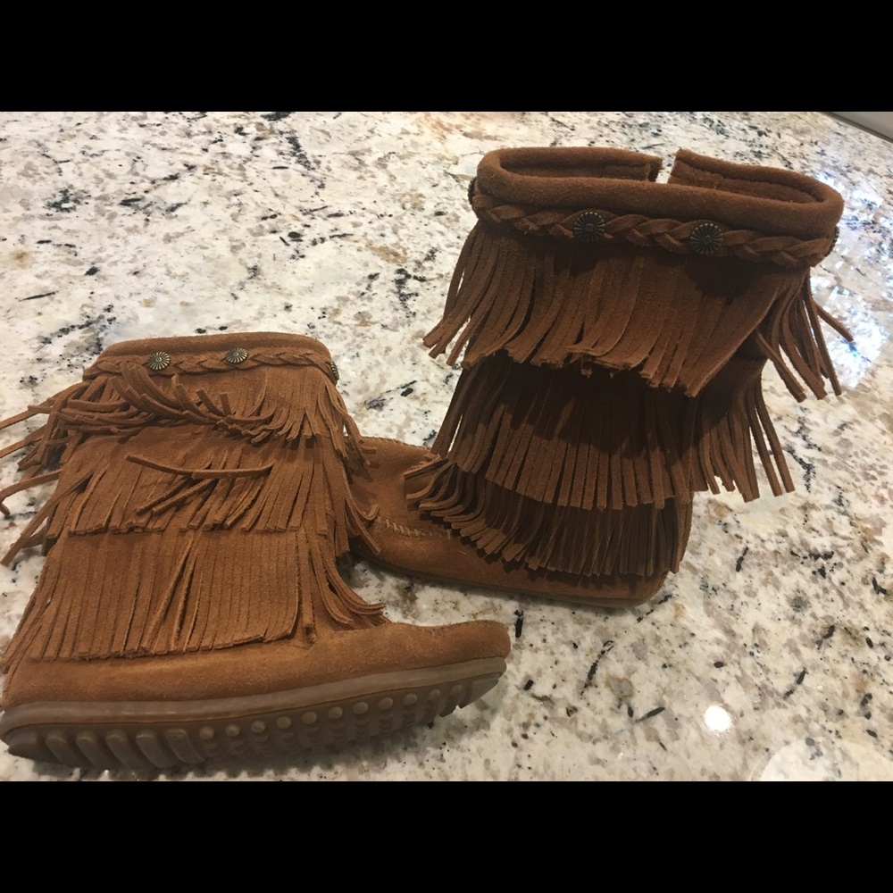 Minnetonka fringe moccasin boots, girls size 1